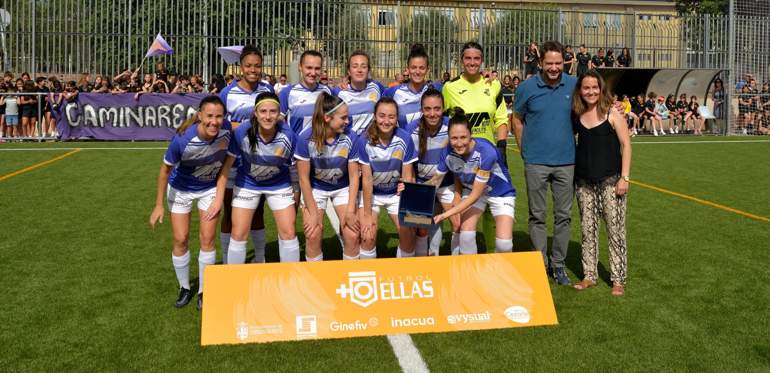 Jugadoras y equipo de Futbolellas CFF en el campo
